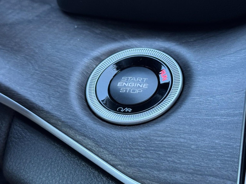 Jeep Grand Cherokee L Vehicle Full-screen Gallery Image 17