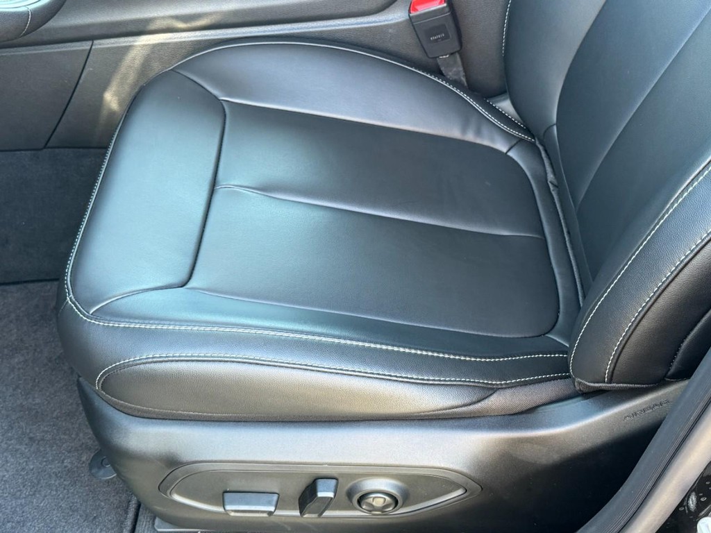 Jeep Grand Cherokee L Vehicle Full-screen Gallery Image 22