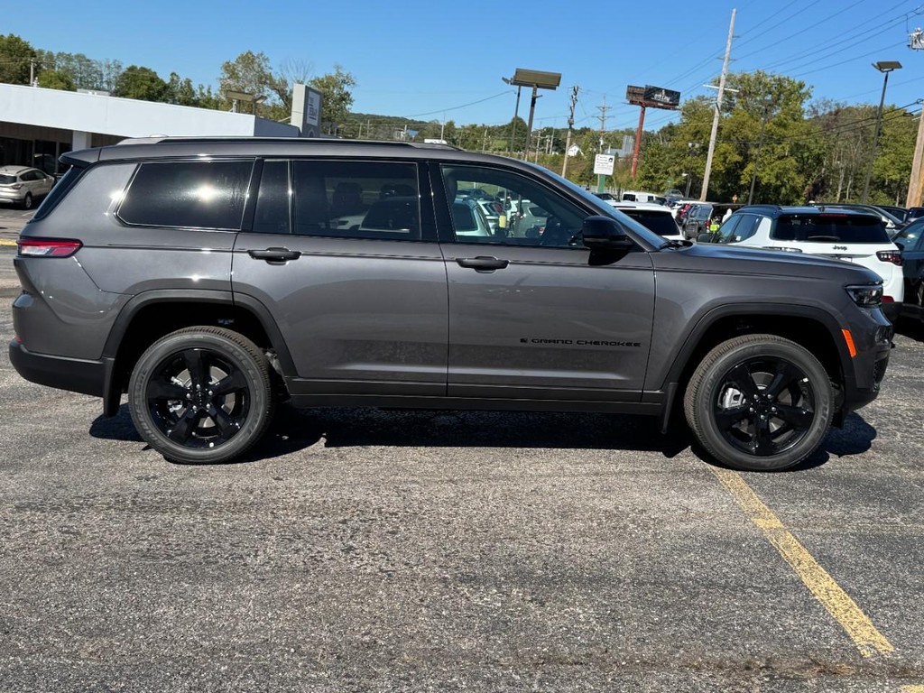 Jeep Grand Cherokee L Vehicle Full-screen Gallery Image 02