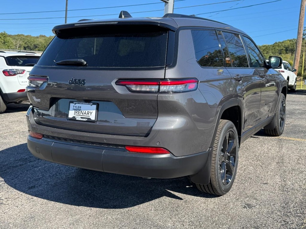 Jeep Grand Cherokee L Vehicle Full-screen Gallery Image 03