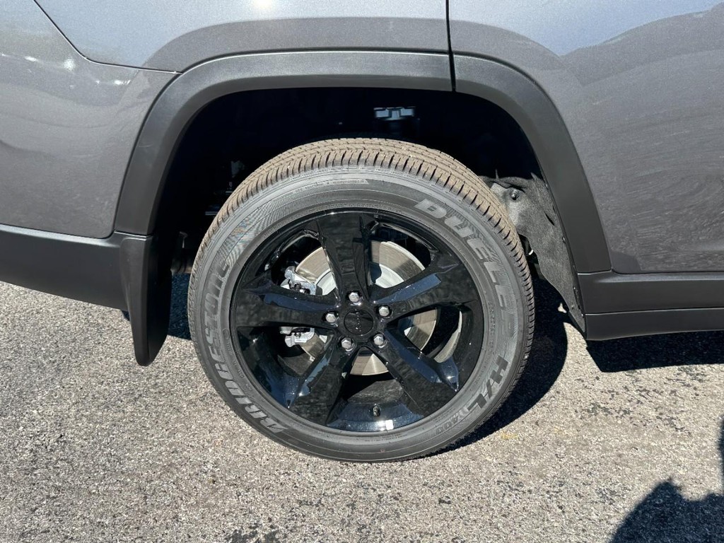 Jeep Grand Cherokee L Vehicle Full-screen Gallery Image 04