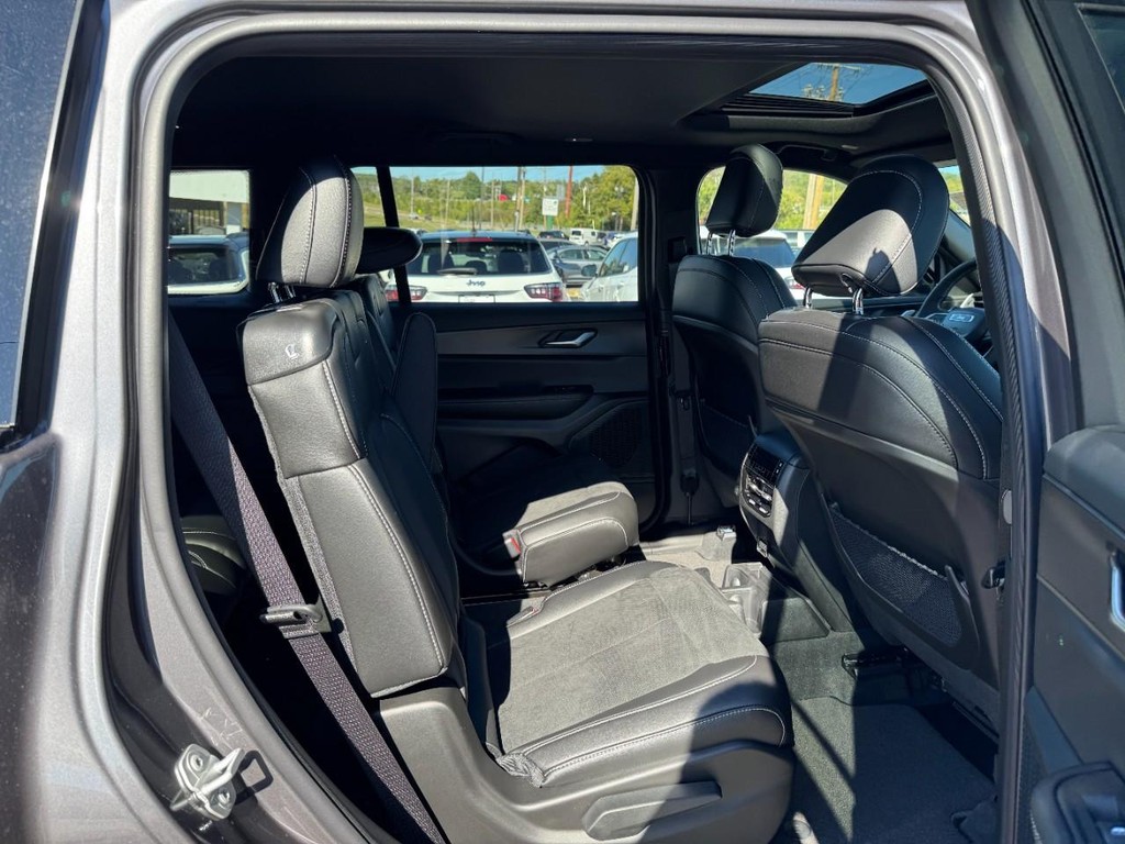 Jeep Grand Cherokee L Vehicle Full-screen Gallery Image 05