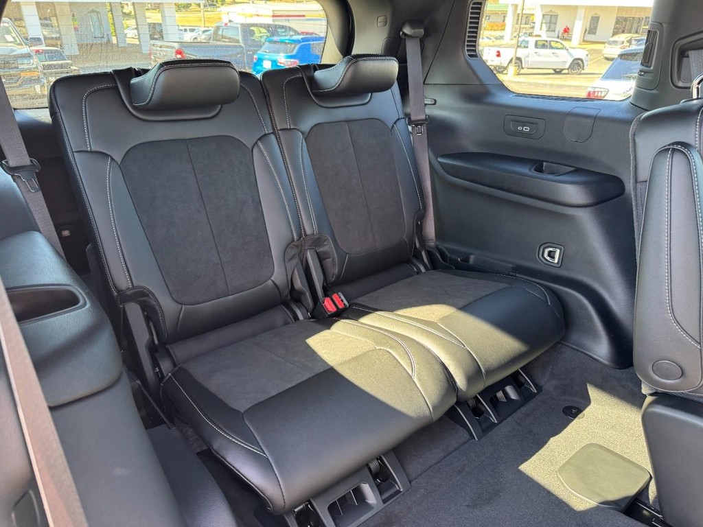 Jeep Grand Cherokee L Vehicle Full-screen Gallery Image 06