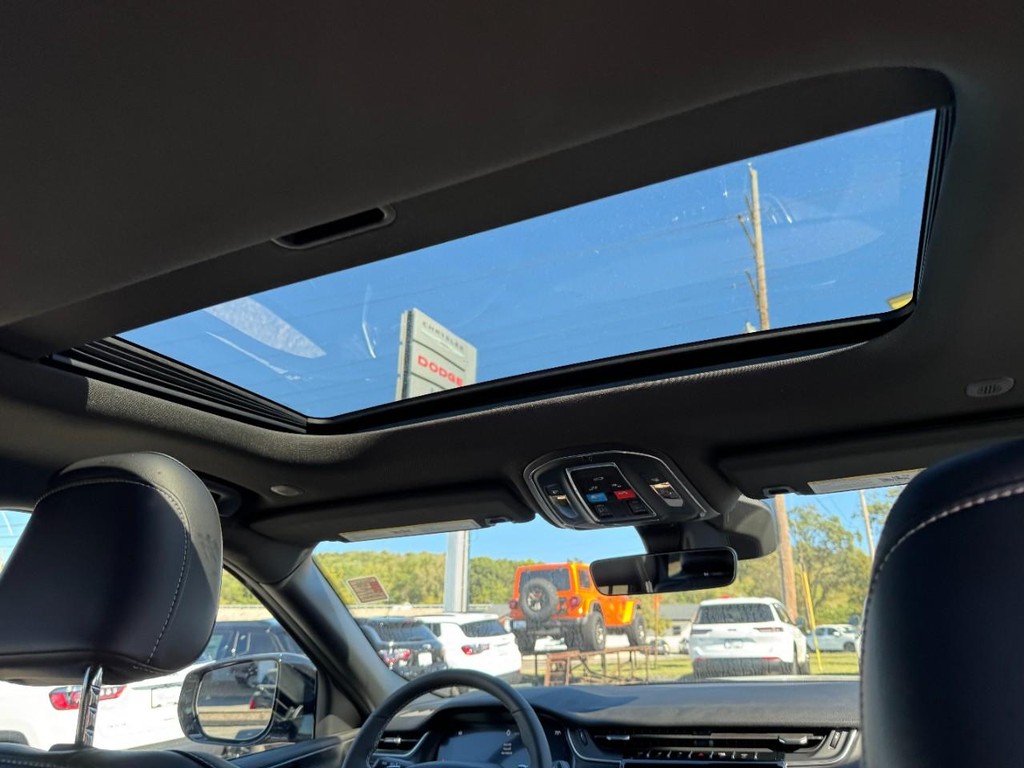 Jeep Grand Cherokee L Vehicle Full-screen Gallery Image 07