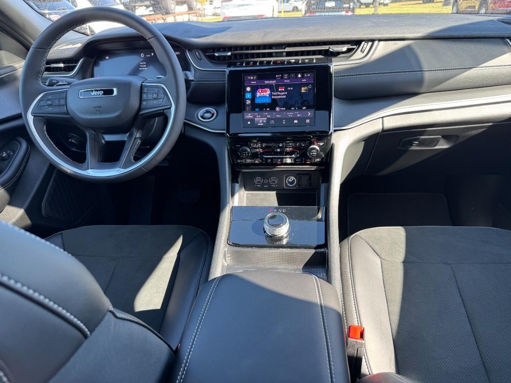 Jeep Grand Cherokee L Vehicle Full-screen Gallery Image 08