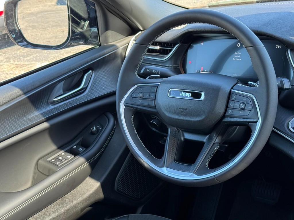 Jeep Grand Cherokee L Vehicle Full-screen Gallery Image 09