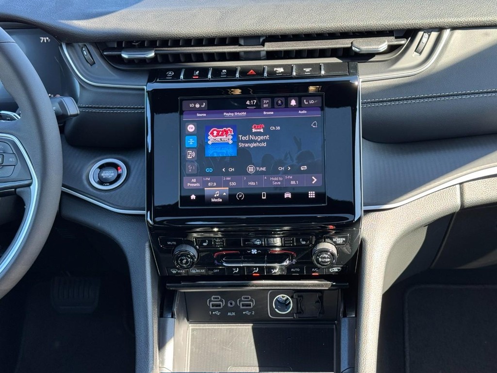 Jeep Grand Cherokee L Vehicle Full-screen Gallery Image 10