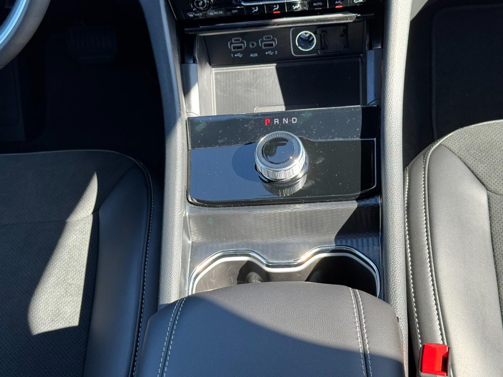 Jeep Grand Cherokee L Vehicle Full-screen Gallery Image 11