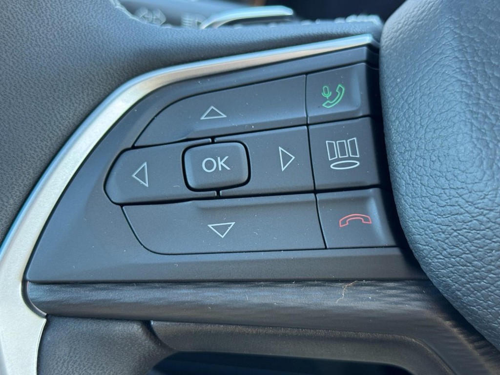 Jeep Grand Cherokee L Vehicle Full-screen Gallery Image 12