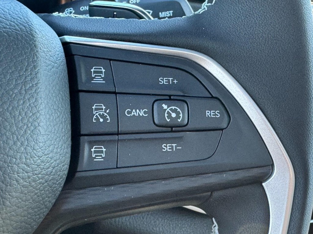 Jeep Grand Cherokee L Vehicle Full-screen Gallery Image 13