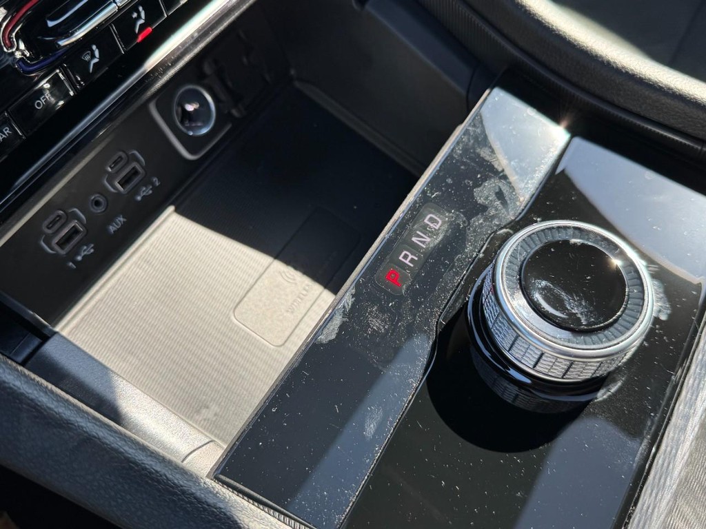 Jeep Grand Cherokee L Vehicle Full-screen Gallery Image 14