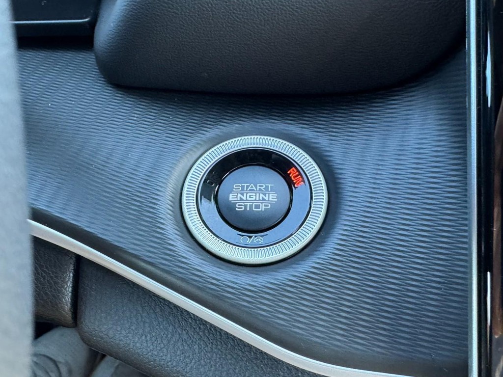 Jeep Grand Cherokee L Vehicle Full-screen Gallery Image 16