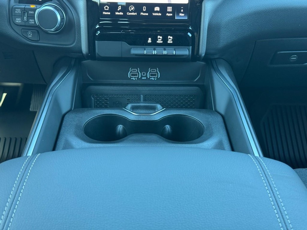 Ram 1500 Vehicle Full-screen Gallery Image 09