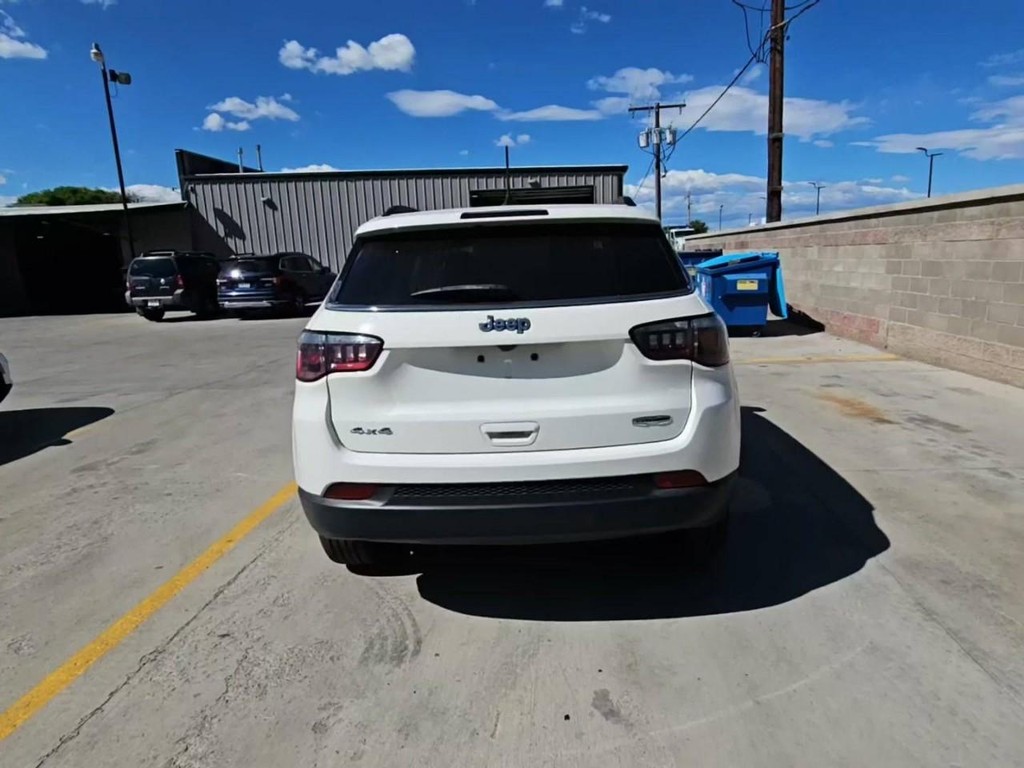 Jeep Compass Vehicle Full-screen Gallery Image 02