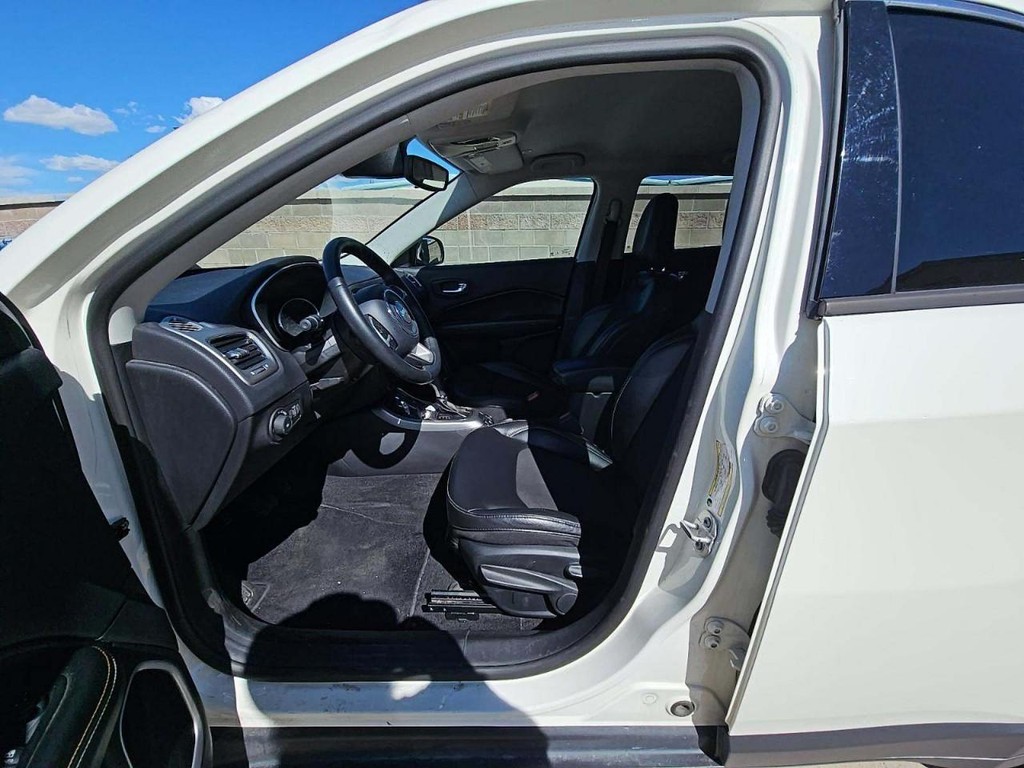 Jeep Compass Vehicle Full-screen Gallery Image 03