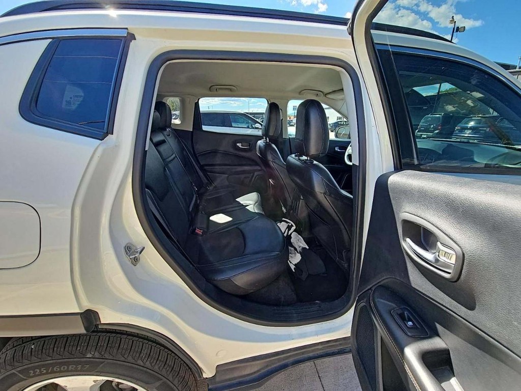 Jeep Compass Vehicle Full-screen Gallery Image 04