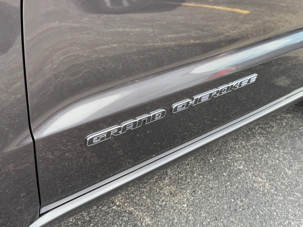 Jeep Grand Cherokee Vehicle Full-screen Gallery Image 08