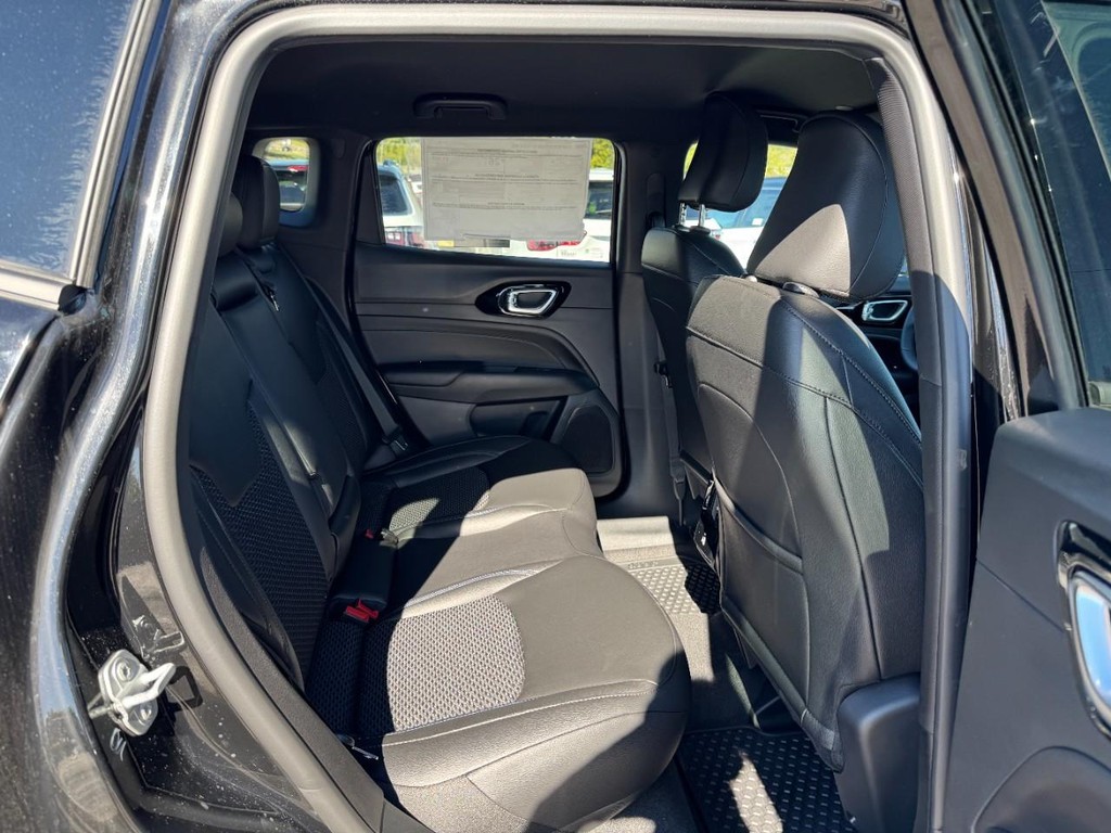 Jeep Compass Vehicle Full-screen Gallery Image 05