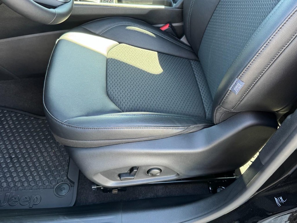 Jeep Compass Vehicle Full-screen Gallery Image 15