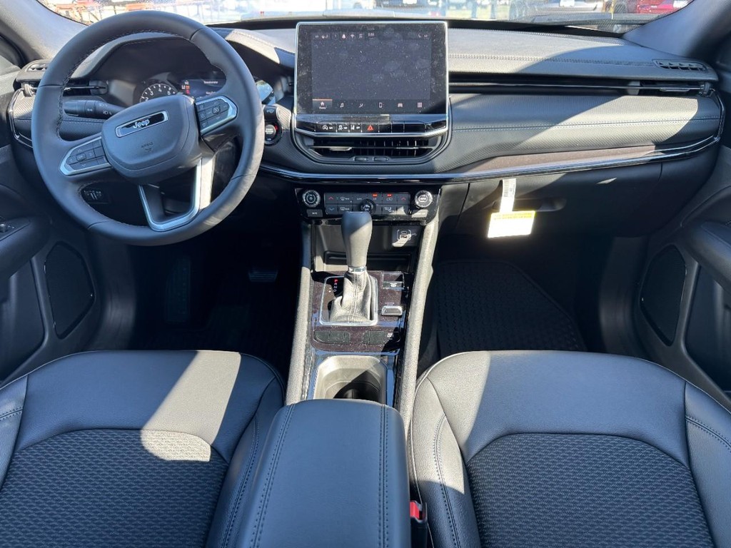 Jeep Compass Vehicle Full-screen Gallery Image 06