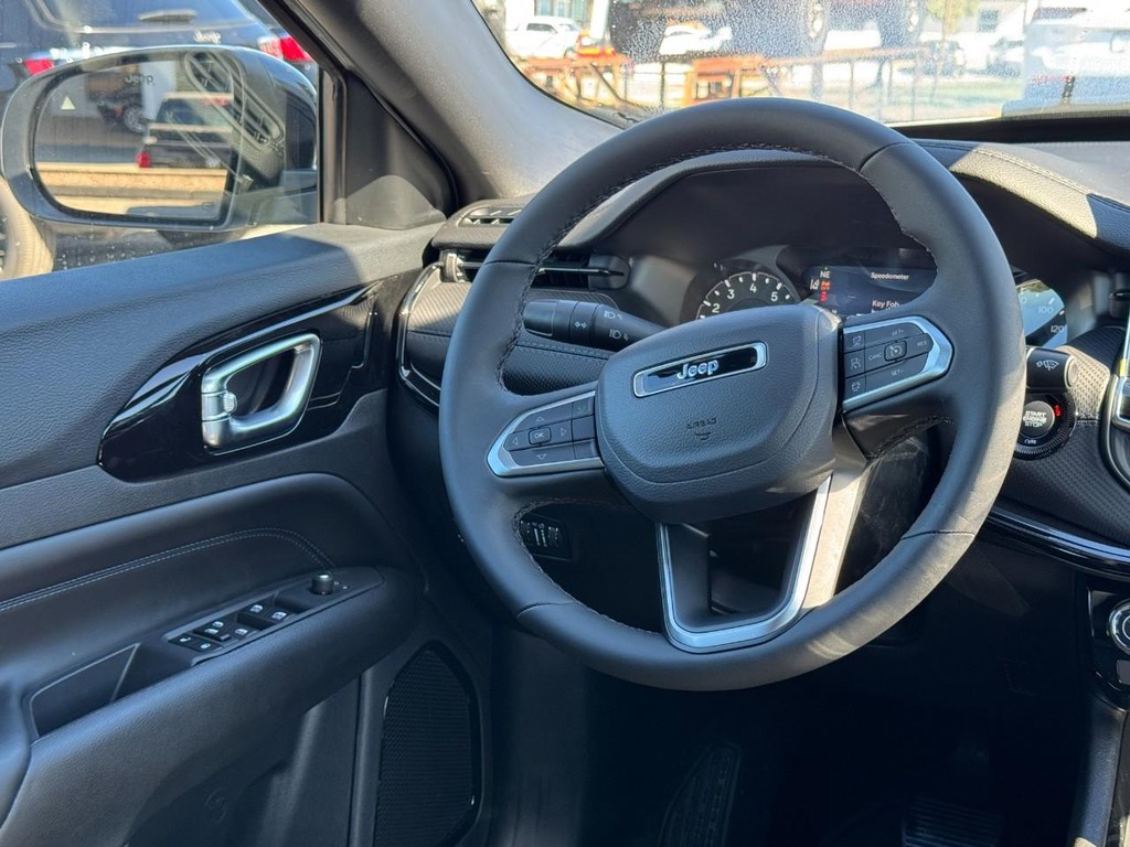 Jeep Compass Vehicle Full-screen Gallery Image 07