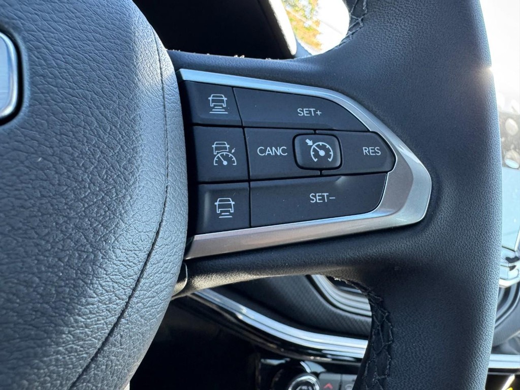 Jeep Compass Vehicle Full-screen Gallery Image 11