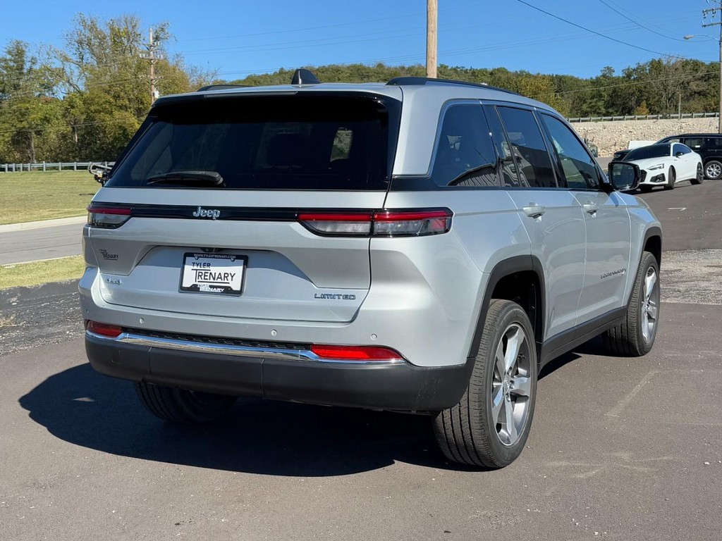 Jeep Grand Cherokee Vehicle Full-screen Gallery Image 03