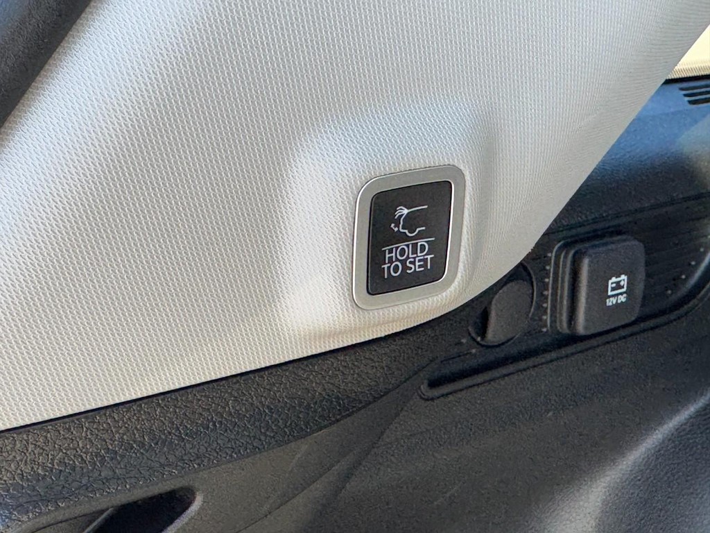 Jeep Grand Cherokee Vehicle Full-screen Gallery Image 10