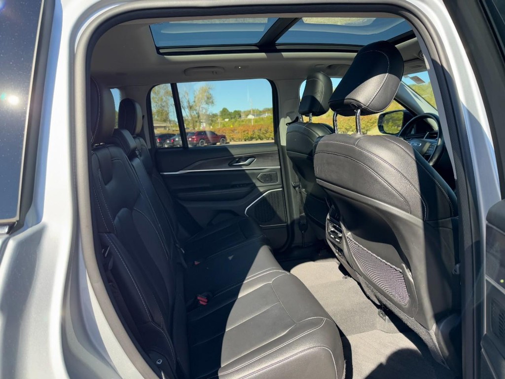 Jeep Grand Cherokee Vehicle Full-screen Gallery Image 11