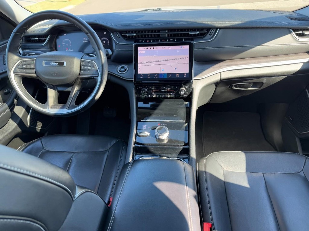 Jeep Grand Cherokee Vehicle Full-screen Gallery Image 12