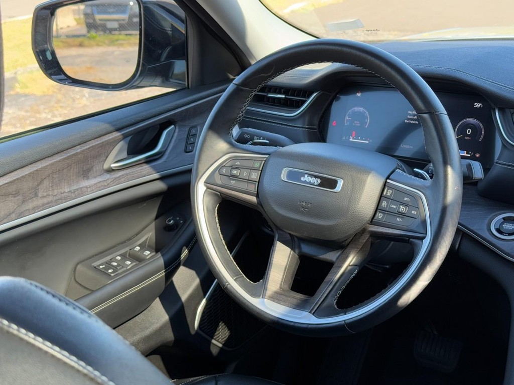 Jeep Grand Cherokee Vehicle Full-screen Gallery Image 13