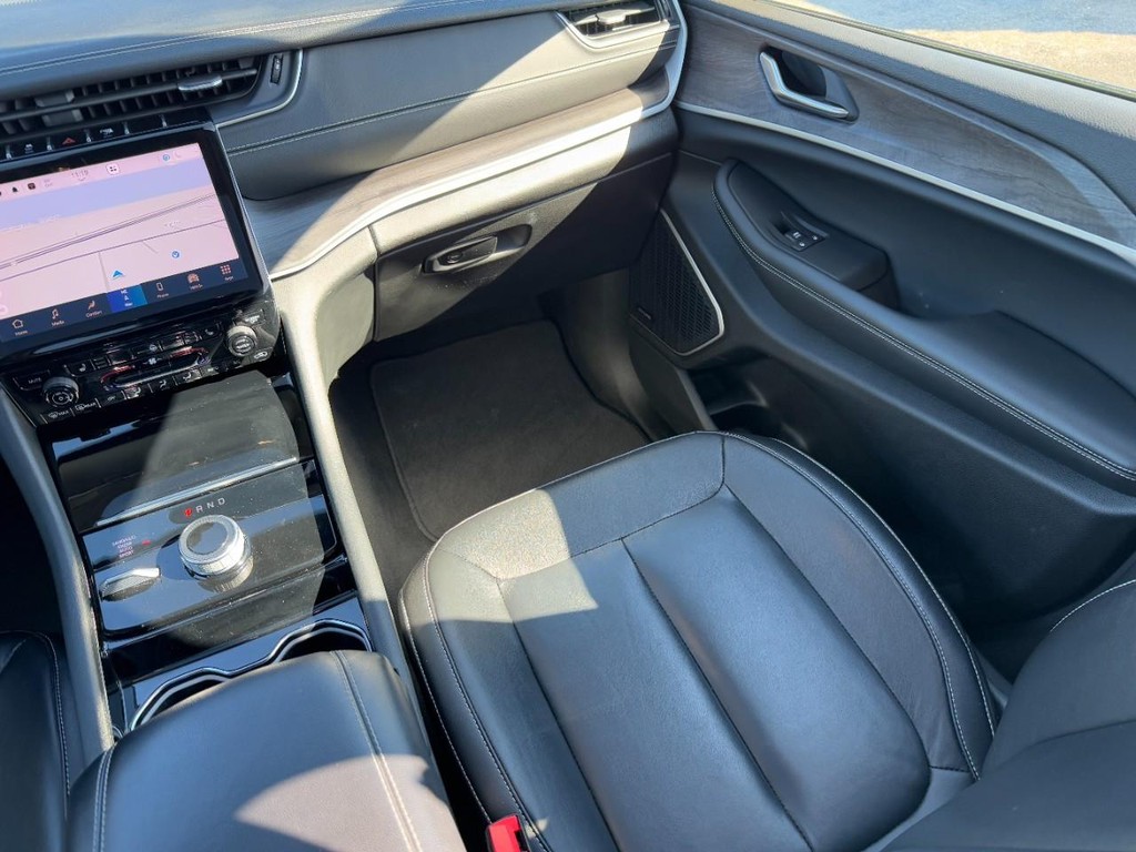 Jeep Grand Cherokee Vehicle Full-screen Gallery Image 16