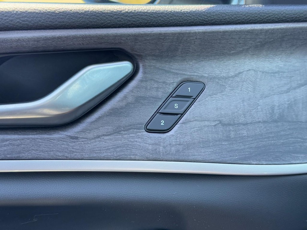 Jeep Grand Cherokee Vehicle Full-screen Gallery Image 17