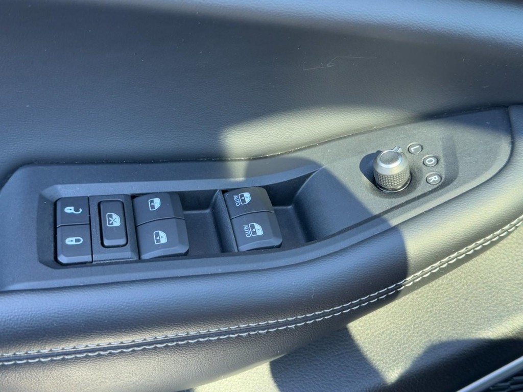 Jeep Grand Cherokee Vehicle Full-screen Gallery Image 25