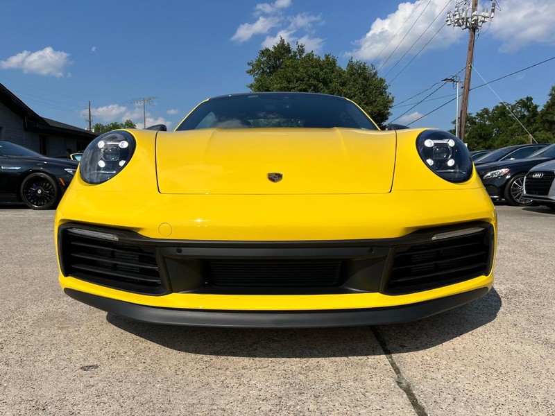 Porsche 911 Vehicle Full-screen Gallery Image 02