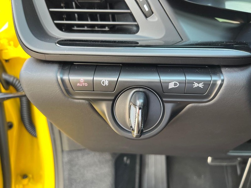 Porsche 911 Vehicle Full-screen Gallery Image 30