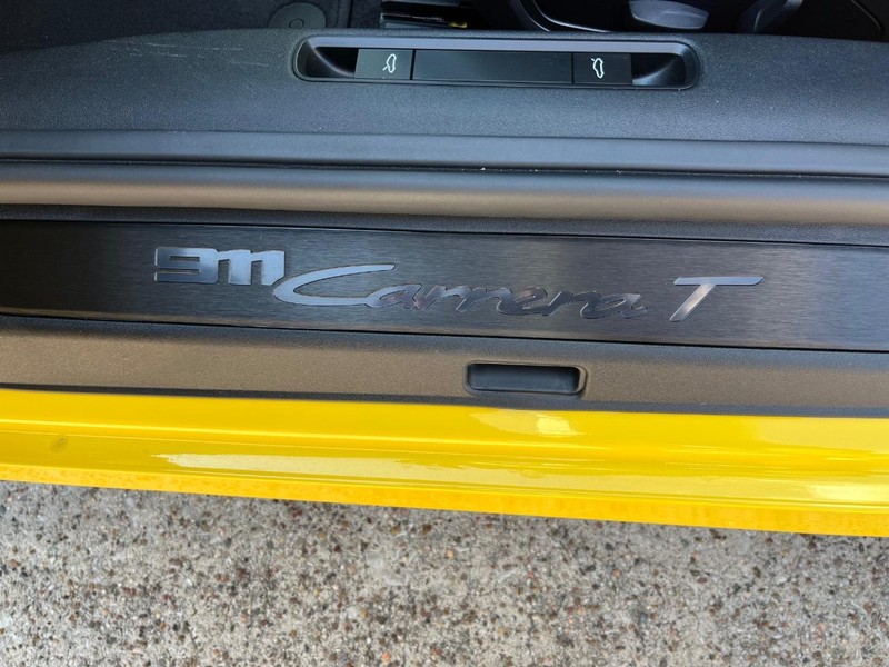 Porsche 911 Vehicle Full-screen Gallery Image 32
