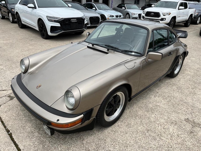 Porsche 911 Vehicle Full-screen Gallery Image 02