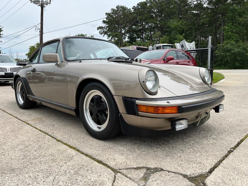 Porsche 911 Vehicle Full-screen Gallery Image 05