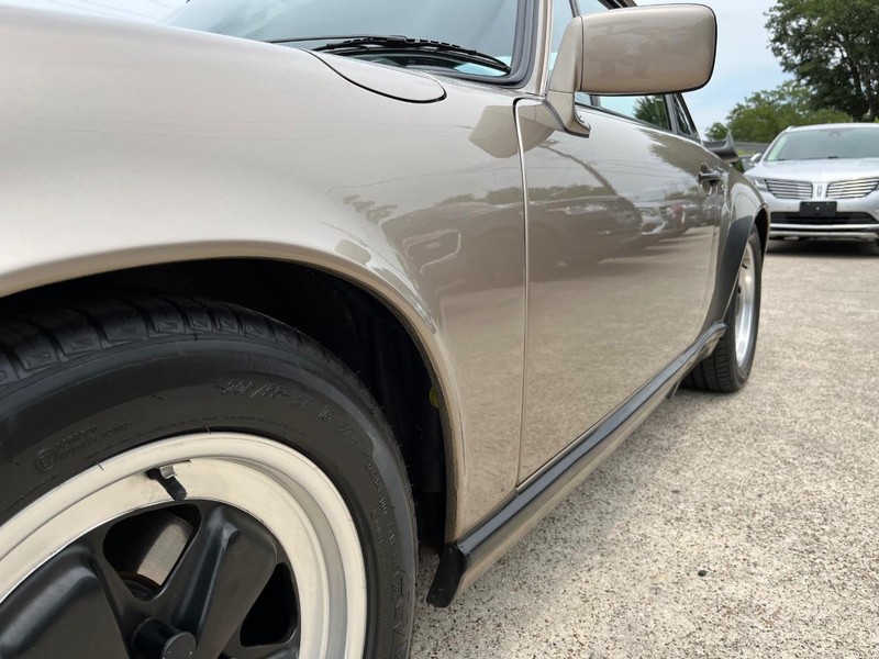 Porsche 911 Vehicle Full-screen Gallery Image 33
