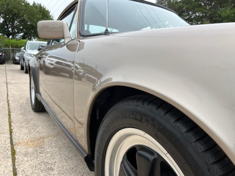 Porsche 911 Vehicle Full-screen Gallery Image 34
