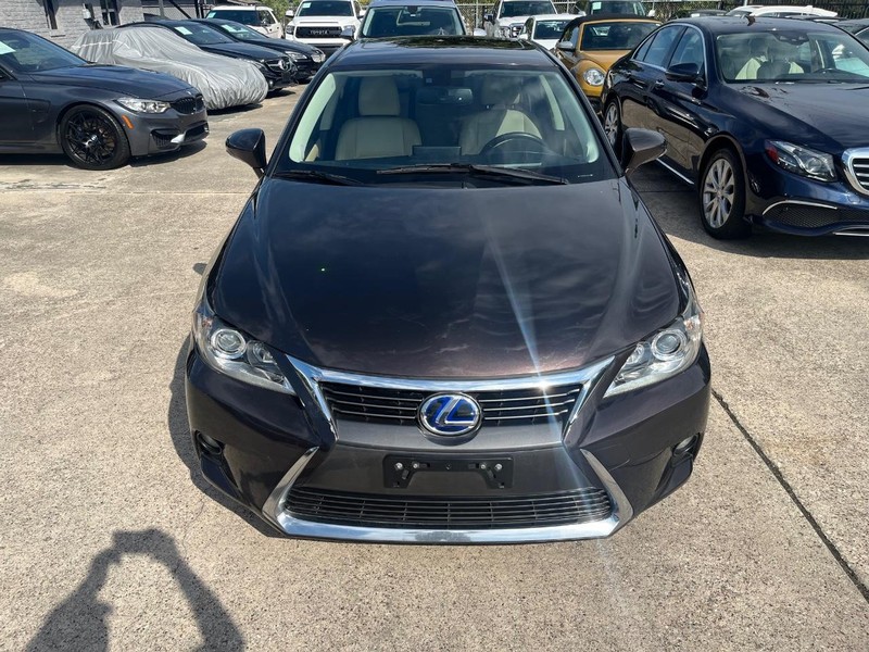 Lexus CT 200h Vehicle Full-screen Gallery Image 03
