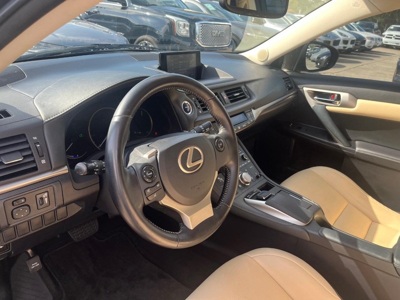 Lexus CT 200h Vehicle Full-screen Gallery Image 10