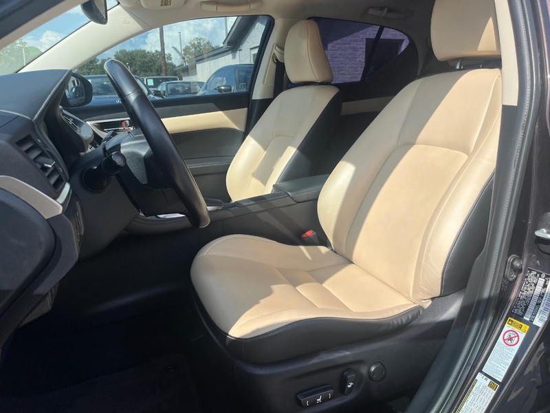 Lexus CT 200h Vehicle Full-screen Gallery Image 11