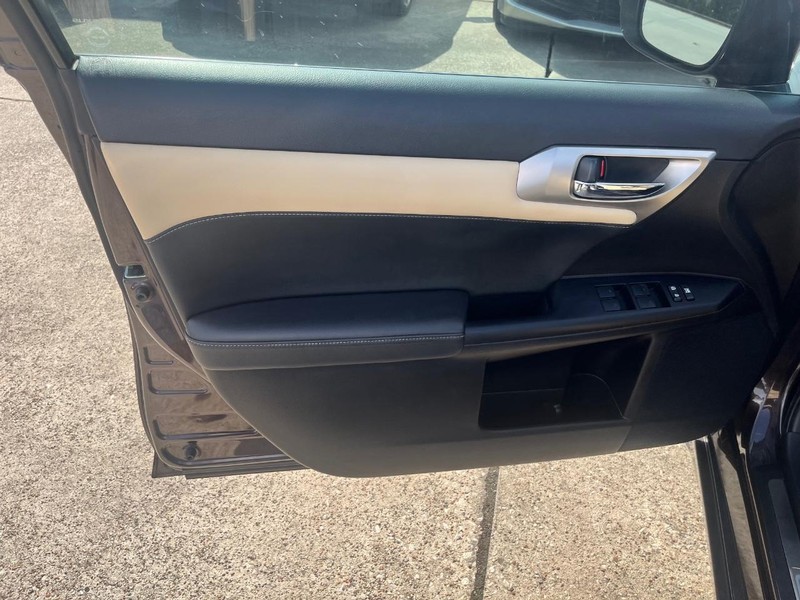 Lexus CT 200h Vehicle Full-screen Gallery Image 12
