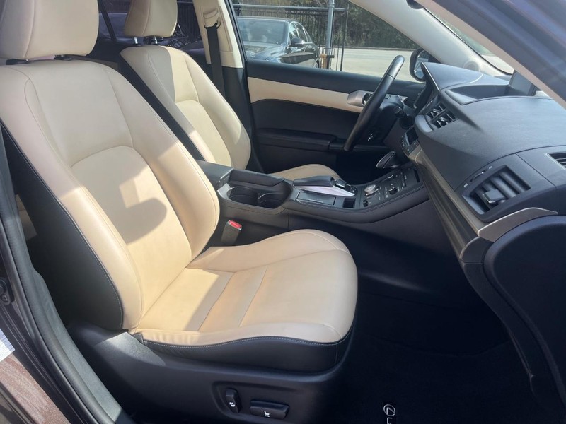 Lexus CT 200h Vehicle Full-screen Gallery Image 14