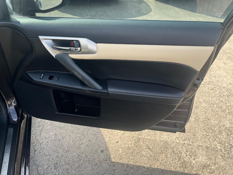 Lexus CT 200h Vehicle Full-screen Gallery Image 15