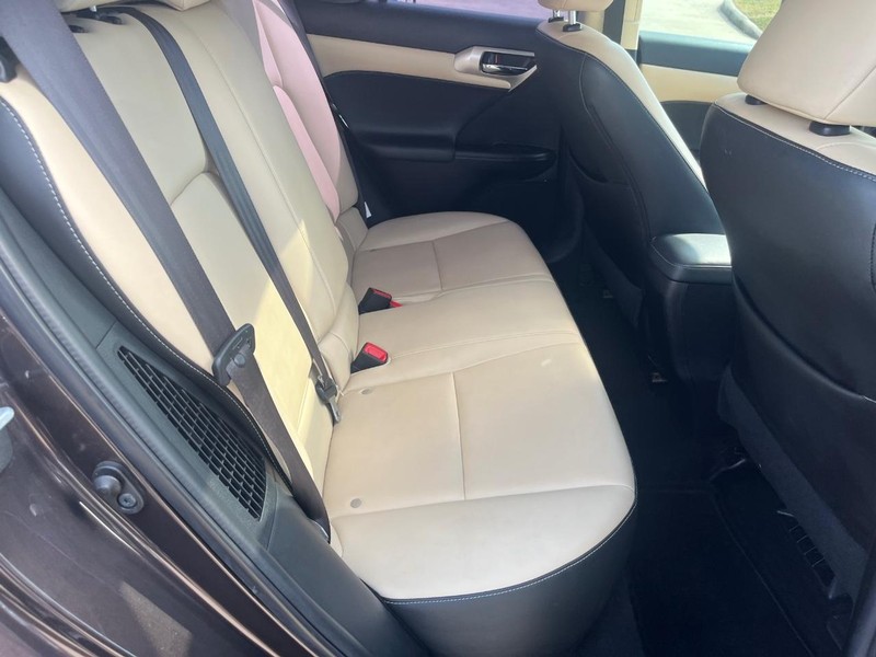 Lexus CT 200h Vehicle Full-screen Gallery Image 16