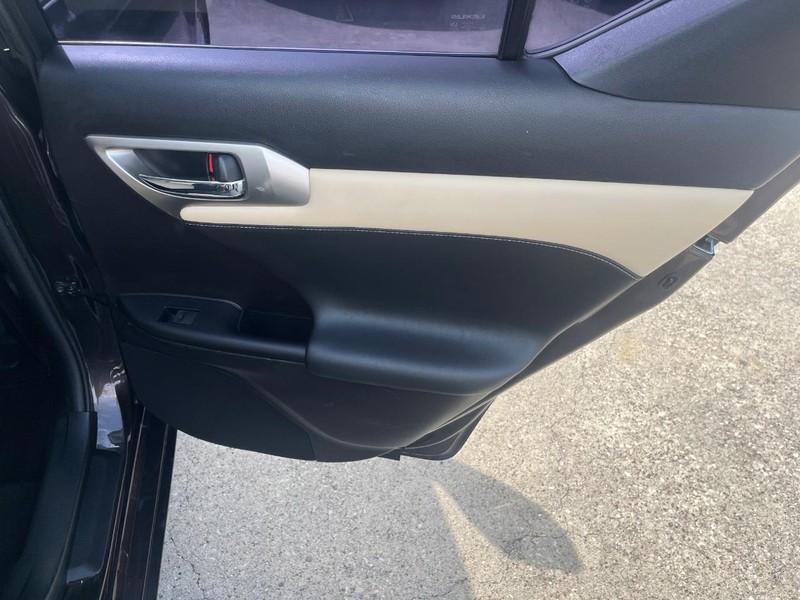 Lexus CT 200h Vehicle Full-screen Gallery Image 17