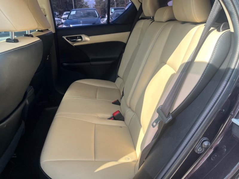 Lexus CT 200h Vehicle Full-screen Gallery Image 18